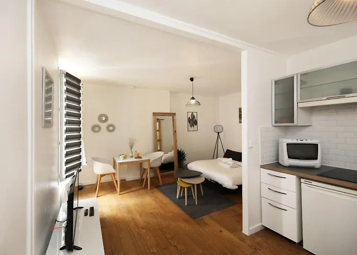 Appartement Avec Bureau Proche Montmartre - P2 *